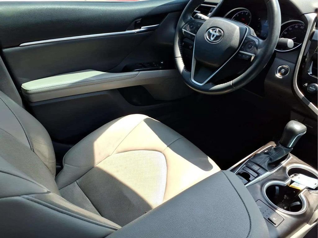 Used 2022 Toyota Camry XLE FWD image 9