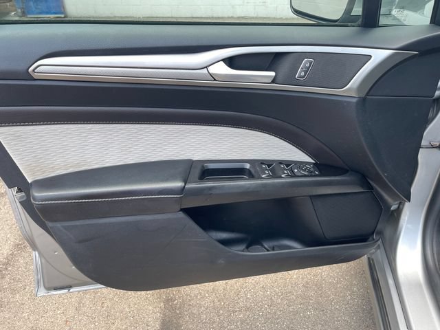 Used 2020 Ford Fusion SE w/ Equipment Group 151A FWD image 10