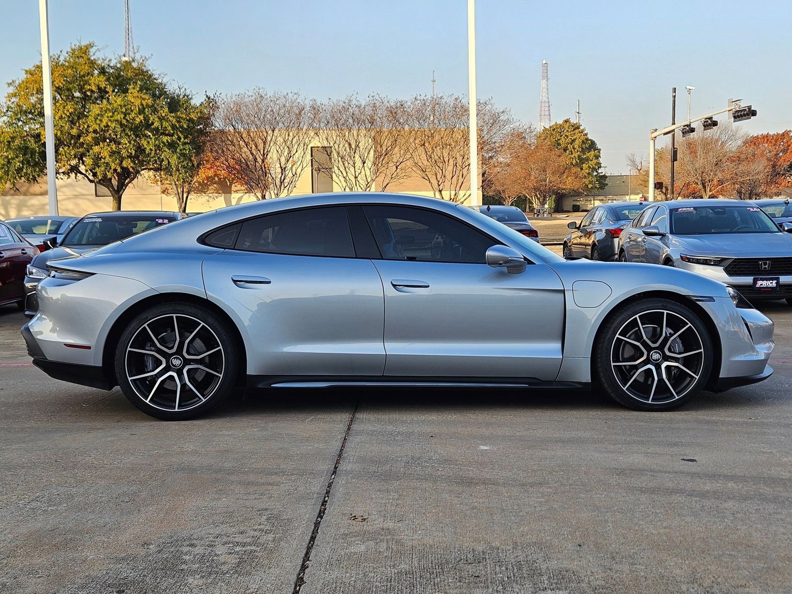 Used 2023 Porsche Taycan image 4