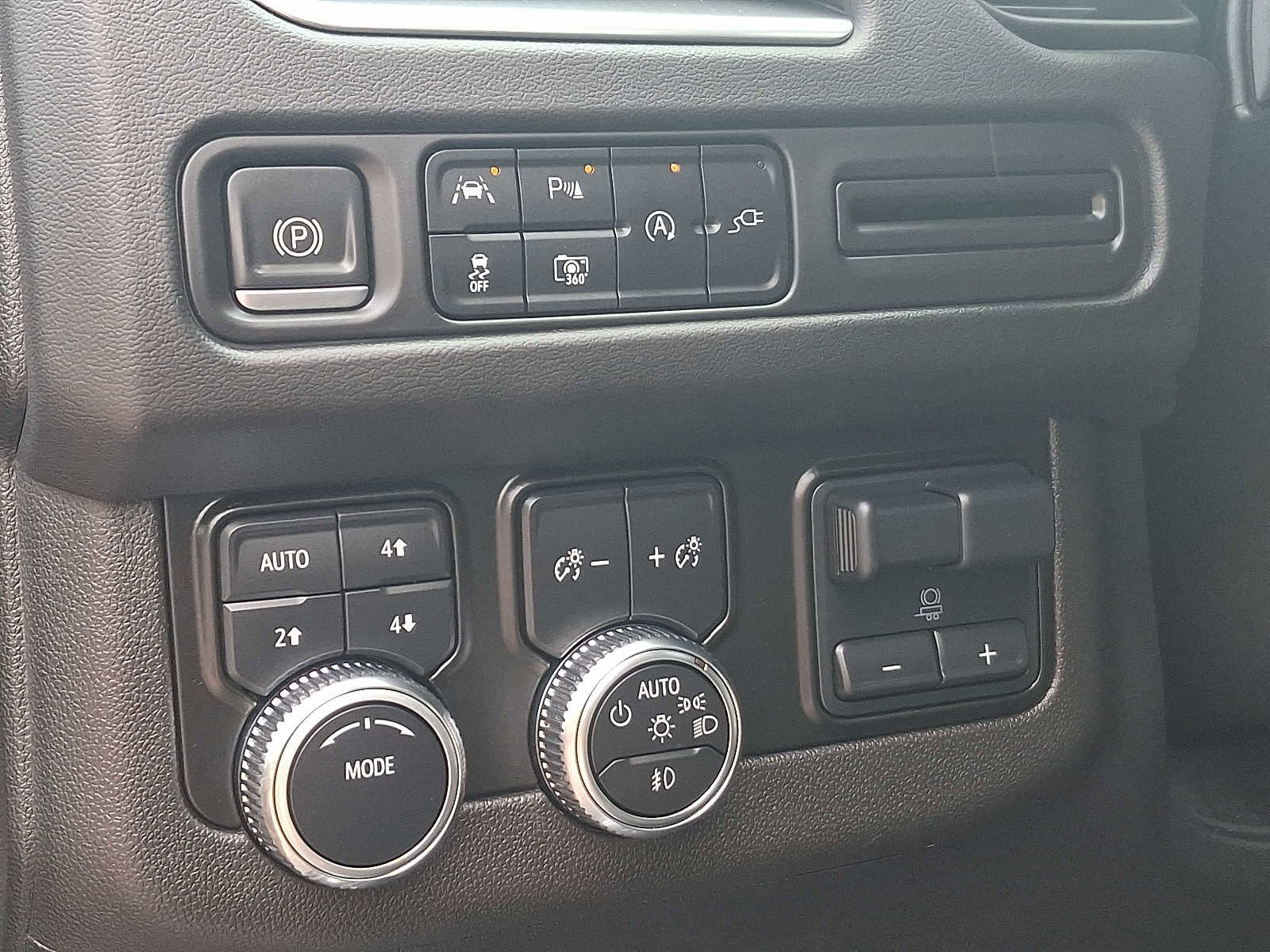 Used 2022 GMC Yukon SLT w/ SLT Premium Package image 32