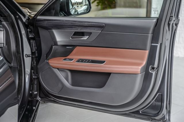 Used 2018 Jaguar XF S image 52