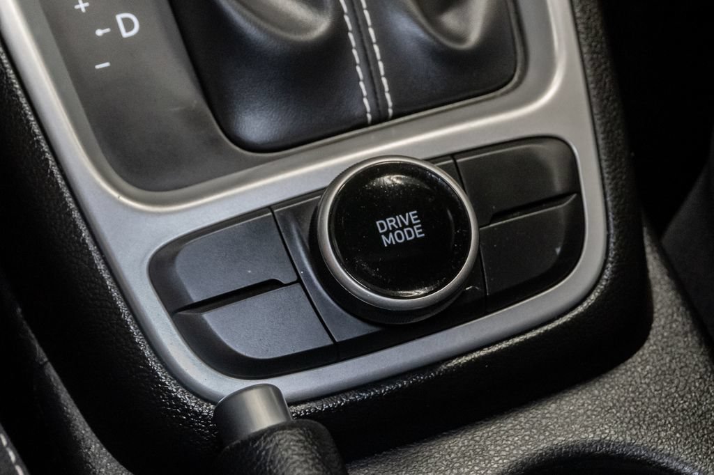 Used 2025 Hyundai Venue SEL FWD image 24