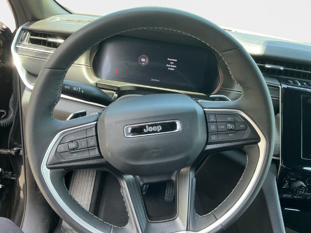 Used 2025 Jeep Grand Cherokee Altitude AWD/4WD image 15
