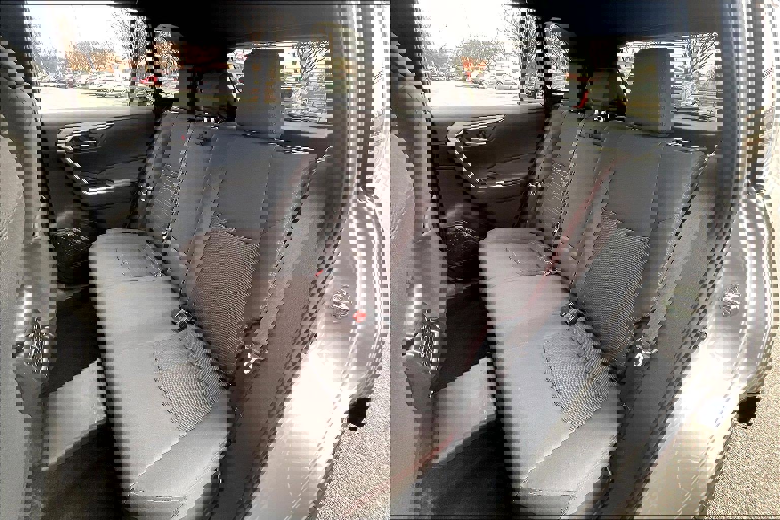 Used 2023 Toyota RAV4 SE image 31