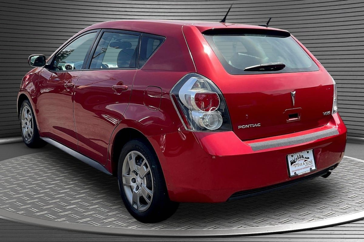 Used 2010 Pontiac Vibe w/ Preferred Package FWD image 4