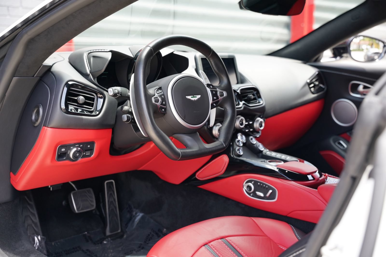 Used 2023 Aston Martin V8 Vantage Coupe RWD image 20