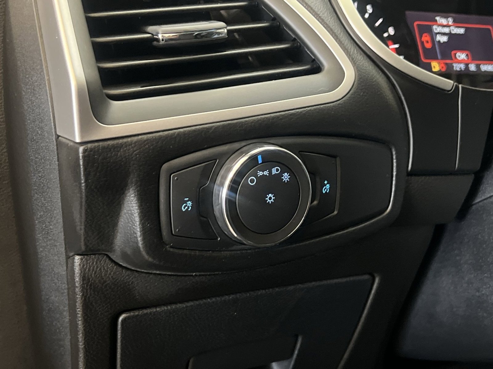 Used 2016 Ford Edge SEL image 38