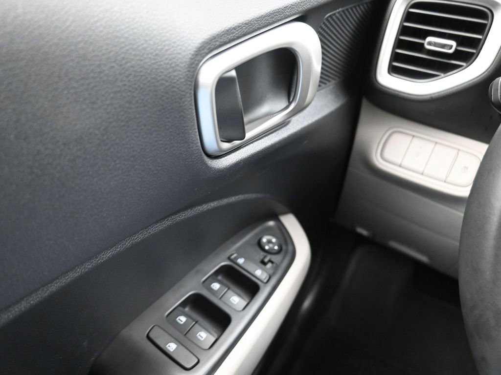 Used 2025 Hyundai Venue SEL image 10