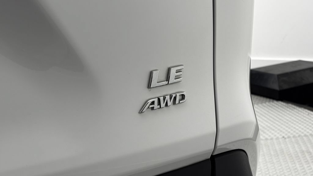 Used 2024 Toyota RAV4 LE AWD/4WD image 9