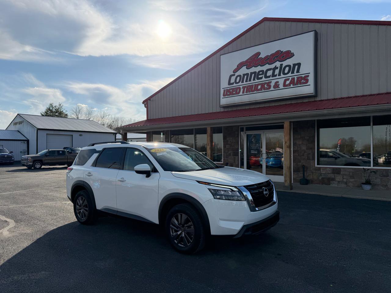 Used 2025 Nissan Pathfinder SV image 2