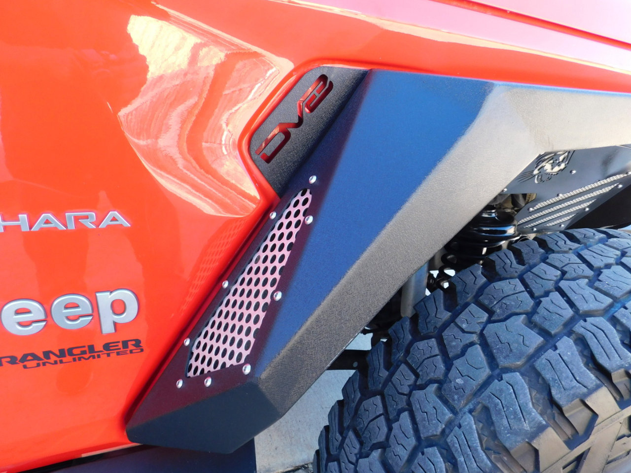 Used 2018 Jeep Wrangler Unlimited Sahara w/ Uconnect 4C Nav & Sound Group image 28