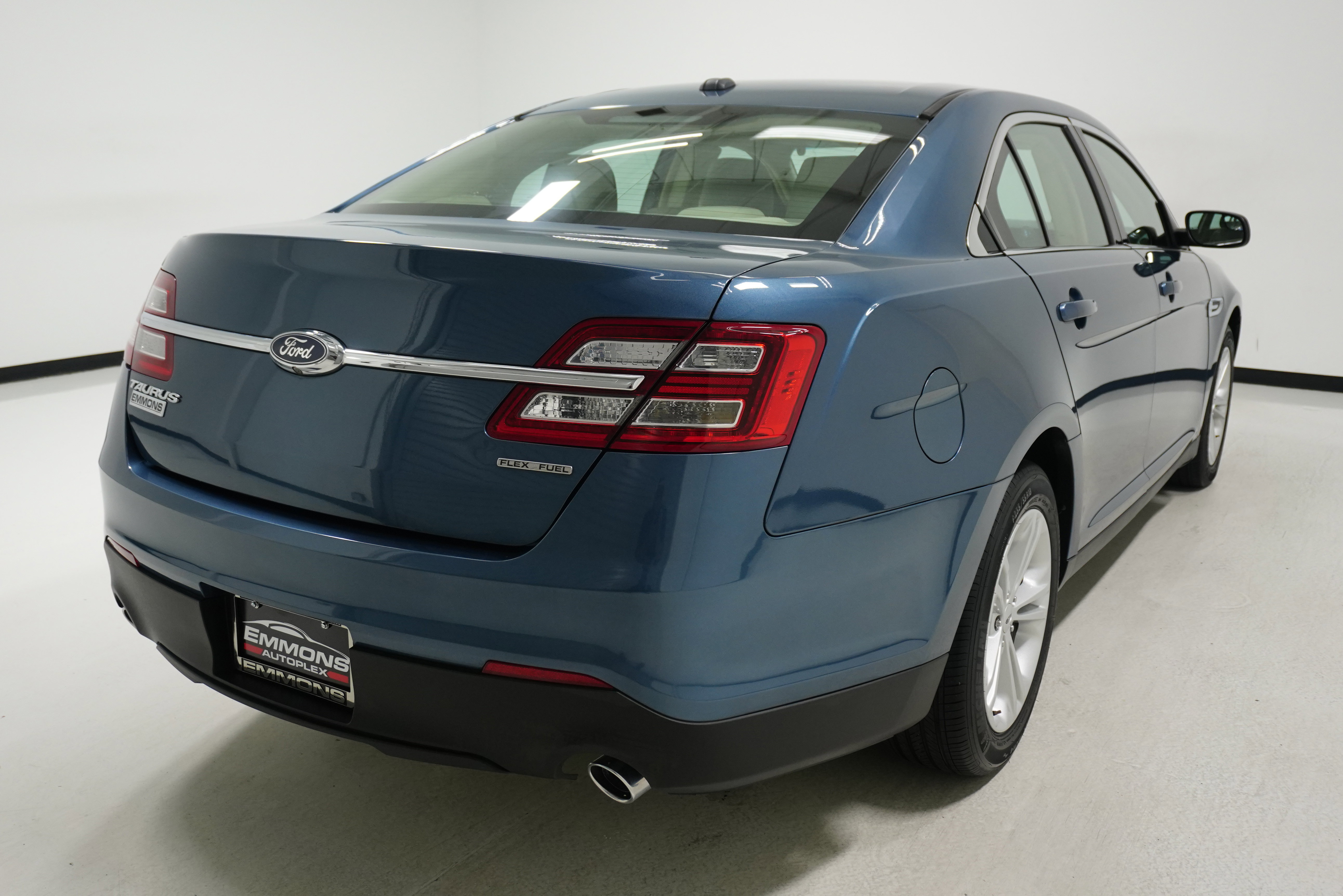 Used 2018 Ford Taurus SE image 4