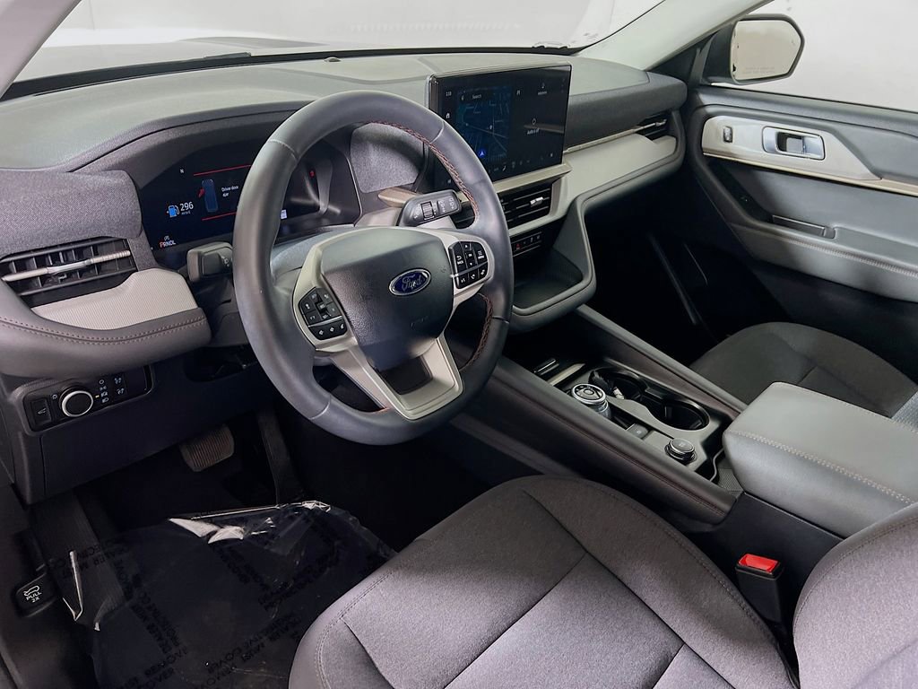 Used 2025 Ford Explorer Active AWD/4WD image 9