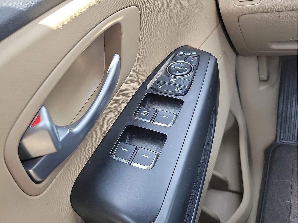 Used 2016 Kia Sedona LX w/ Option Group 020 FWD image 14