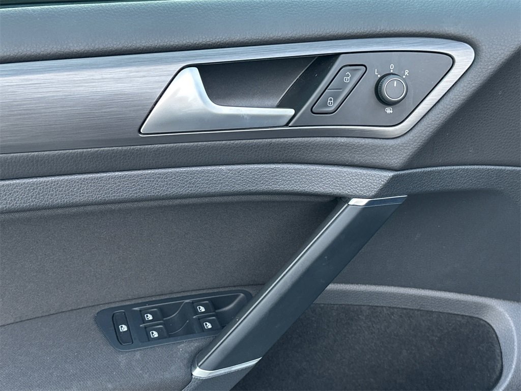 Used 2019 Volkswagen e-Golf SE w/ Driver Assistance Package image 17