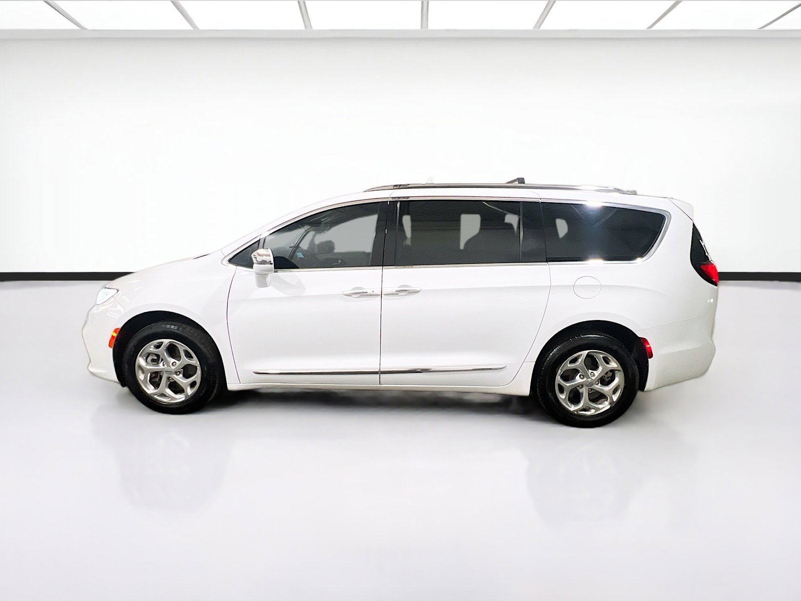 Used 2021 Chrysler Pacifica Limited AWD/4WD image 24