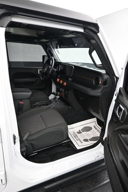 Used 2024 Jeep Gladiator Mojave w/ Technology Group AWD/4WD image 9