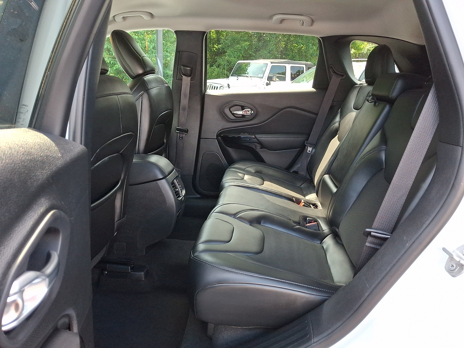 Certified 2020 Jeep Cherokee Latitude Plus AWD/4WD image 9