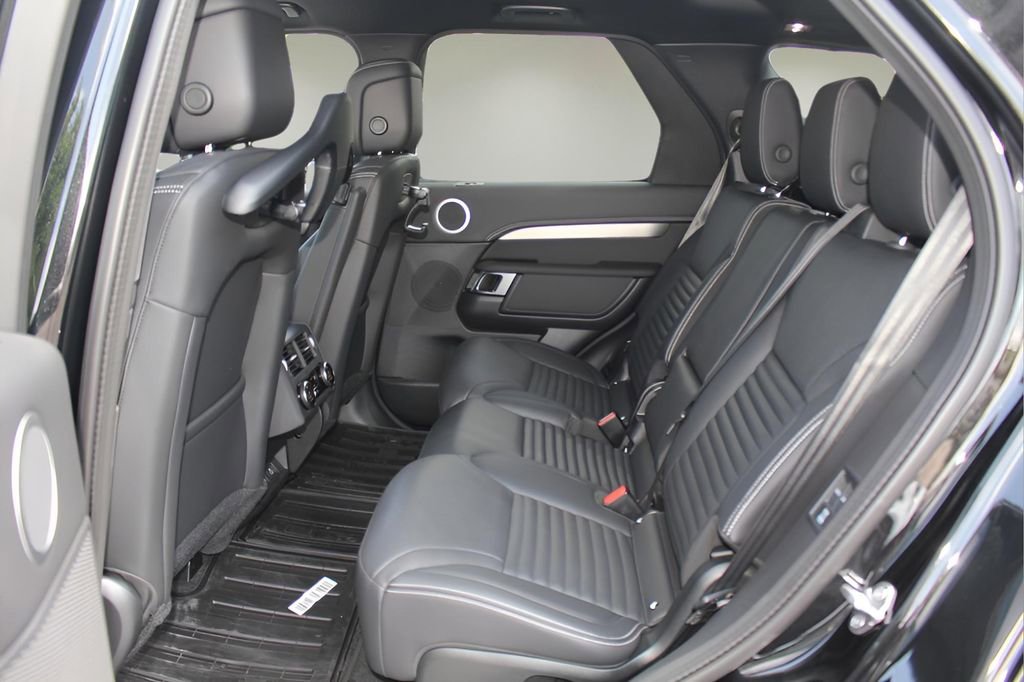 New 2025 Land Rover Discovery Dynamic SE image 12