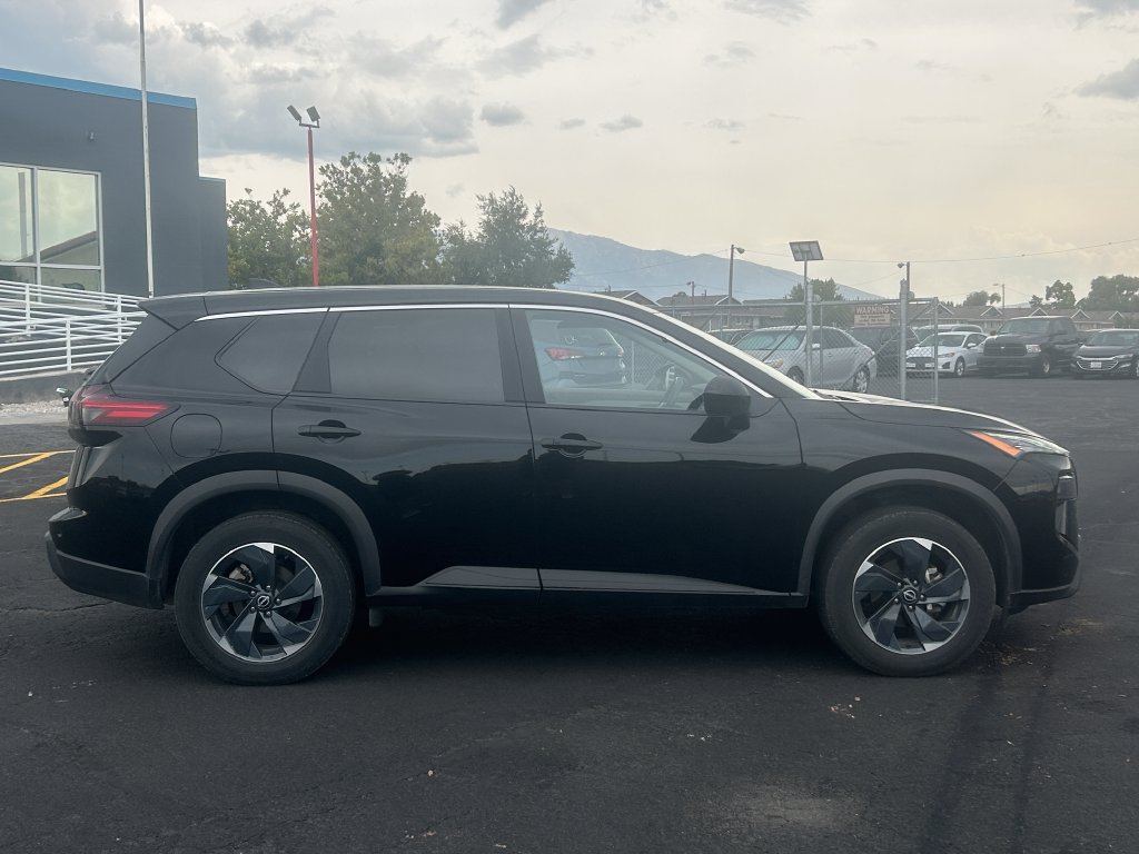 Used 2025 Nissan Rogue SV AWD/4WD image 2