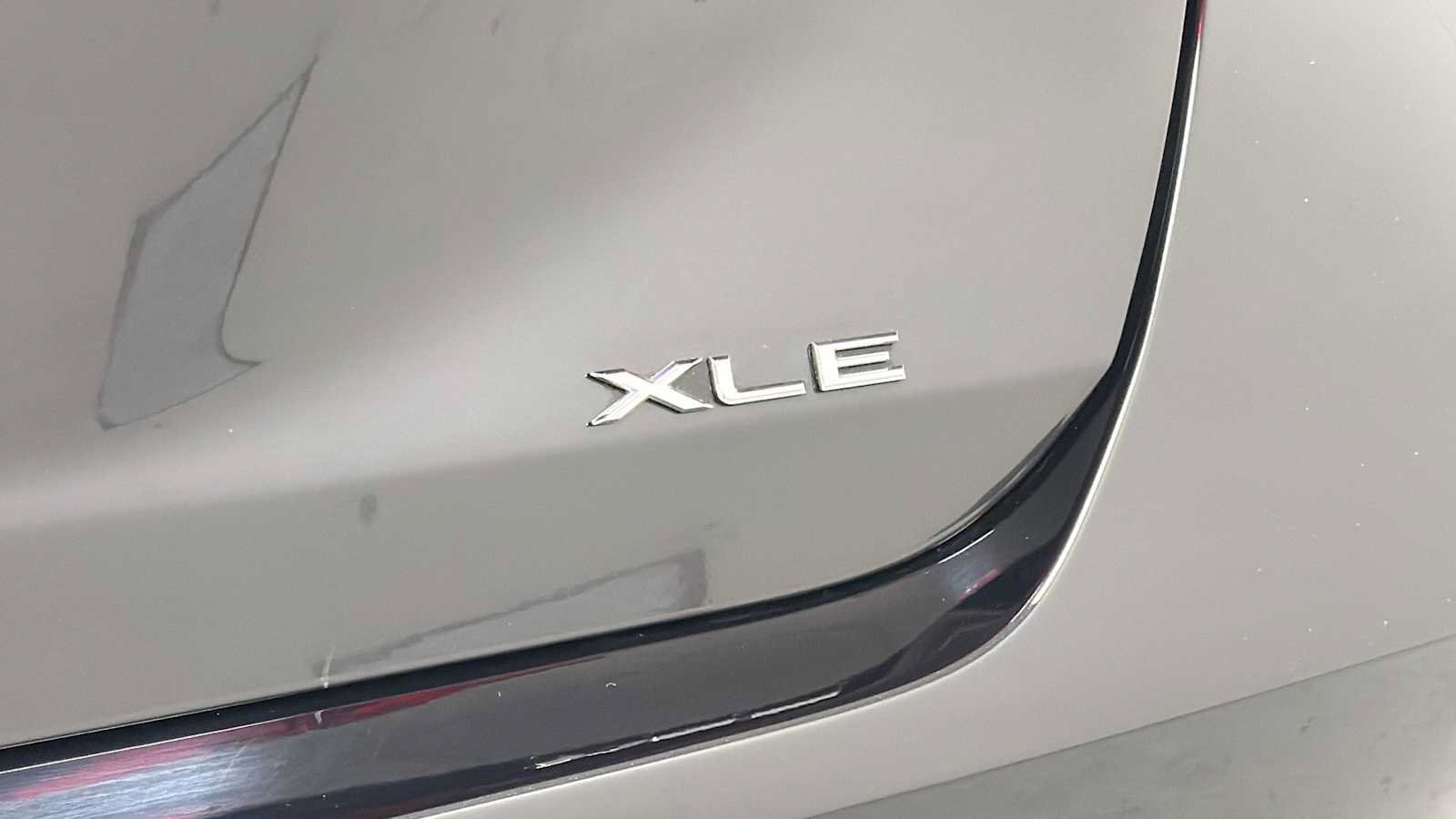 Certified 2022 Toyota Avalon XLE w/ Moonroof Package FWD image 28