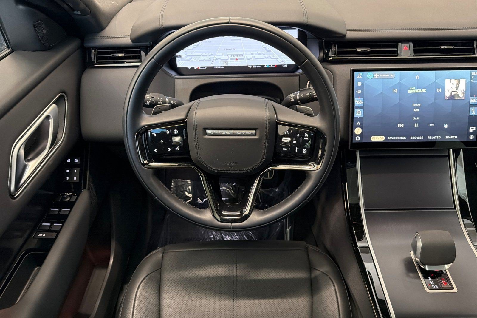 Certified 2026 Land Rover Range Rover Velar Dynamic SE AWD/4WD image 12