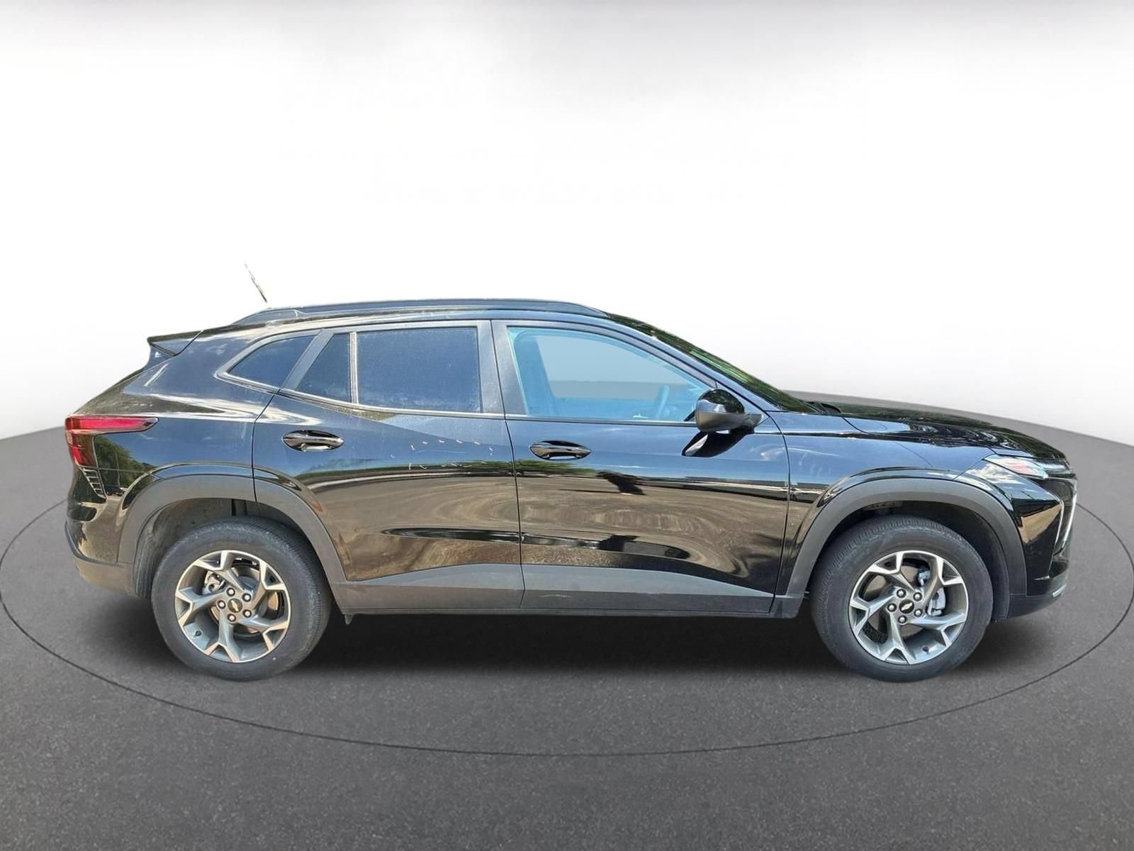 Used 2025 Chevrolet Trax LT FWD image 8