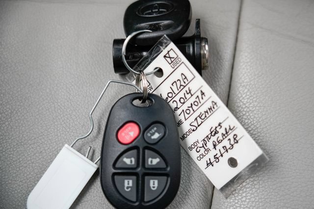 Used 2014 Toyota Sienna XLE FWD image 27