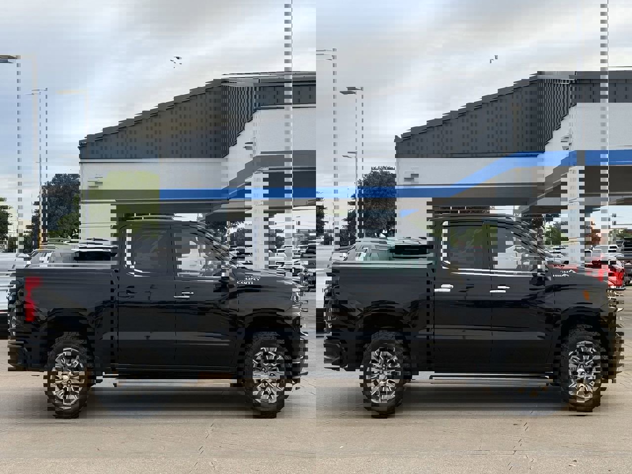 Used 2022 Chevrolet Silverado 1500 High Country w/ Safety Package II AWD/4WD image 3