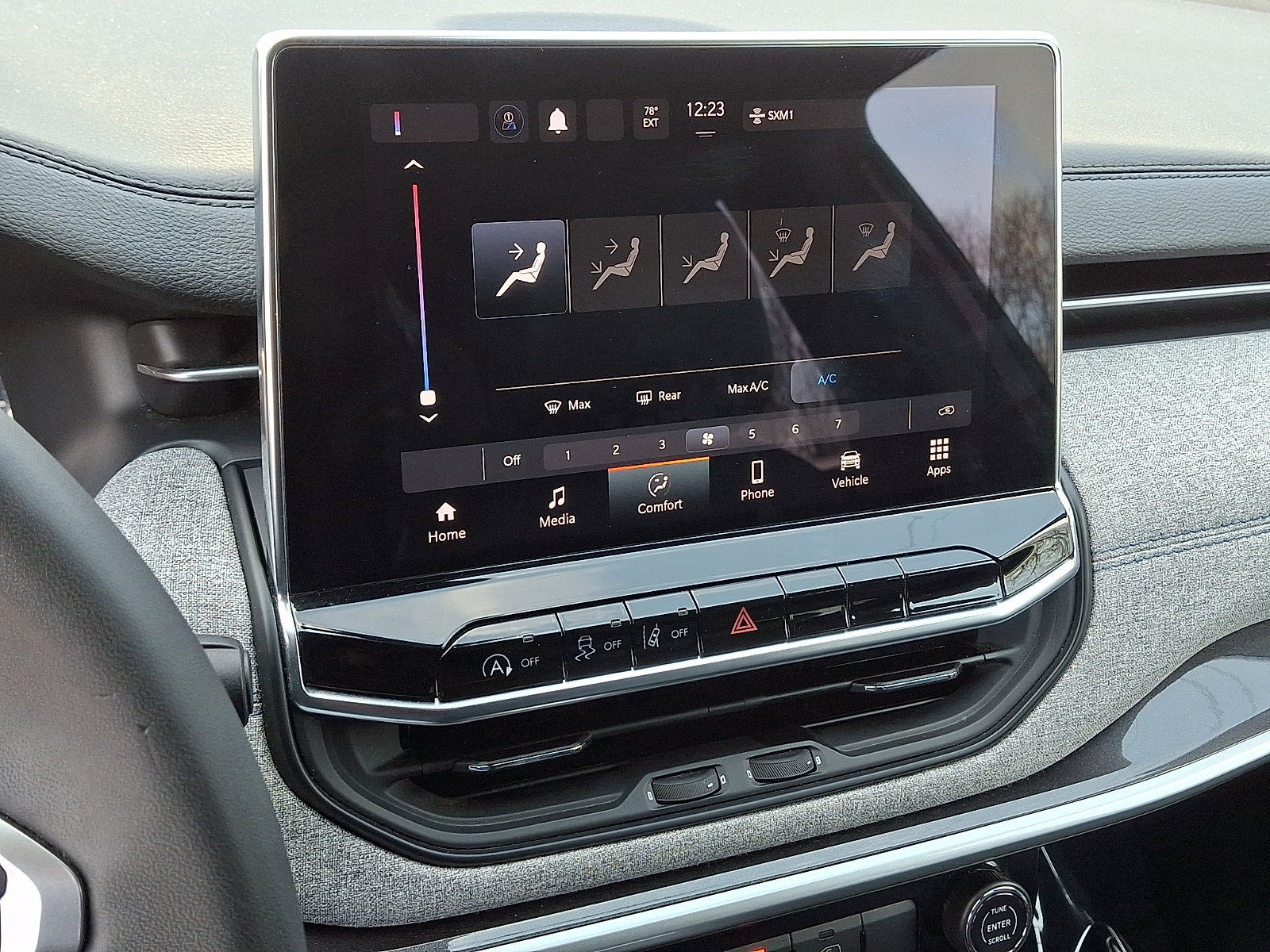 Used 2024 Jeep Compass Latitude image 16