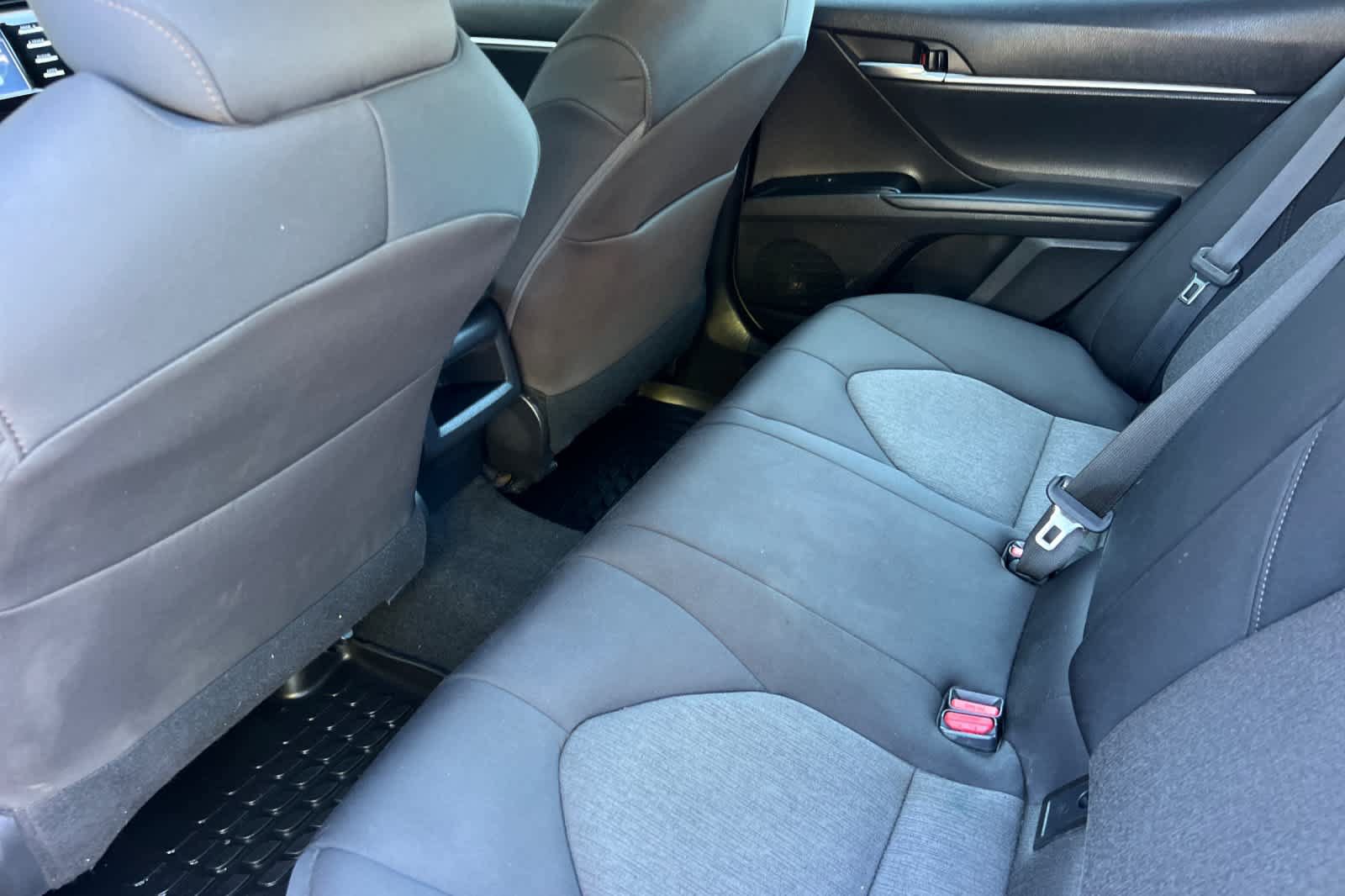 Used 2020 Toyota Camry LE FWD image 4