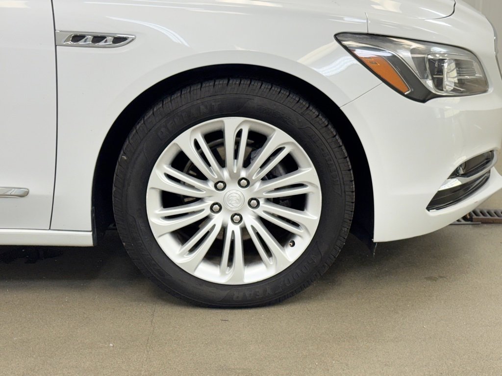 Used 2019 Buick LaCrosse Essence image 4