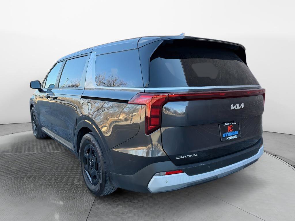 Used 2025 Kia Carnival LX image 3