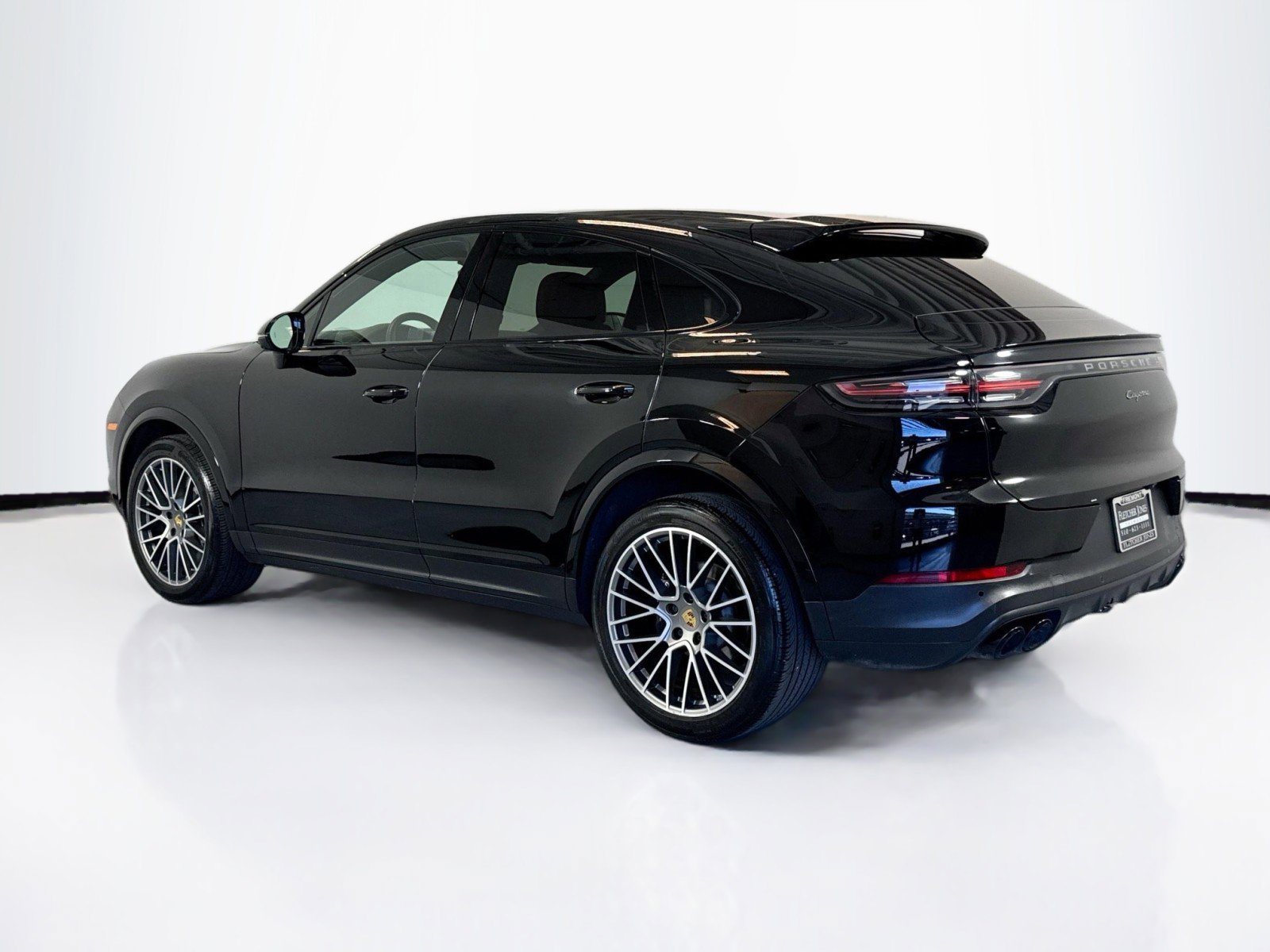 Used 2023 Porsche Cayenne Platinum Edition image 3