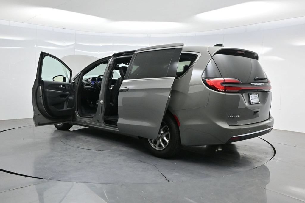 Used 2025 Chrysler Pacifica Select FWD image 55