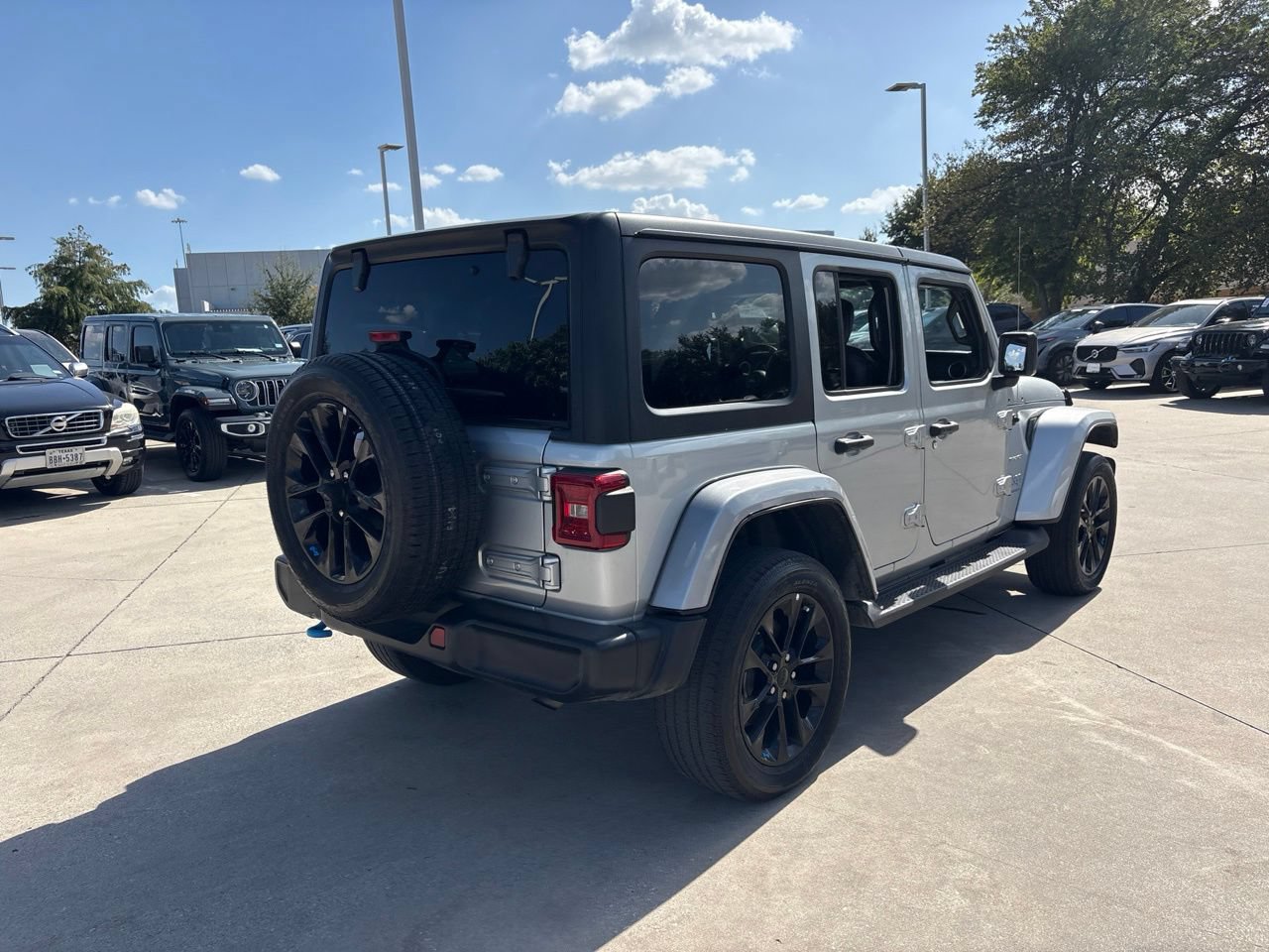 Used 2023 Jeep Wrangler Unlimited Sahara AWD/4WD image 5