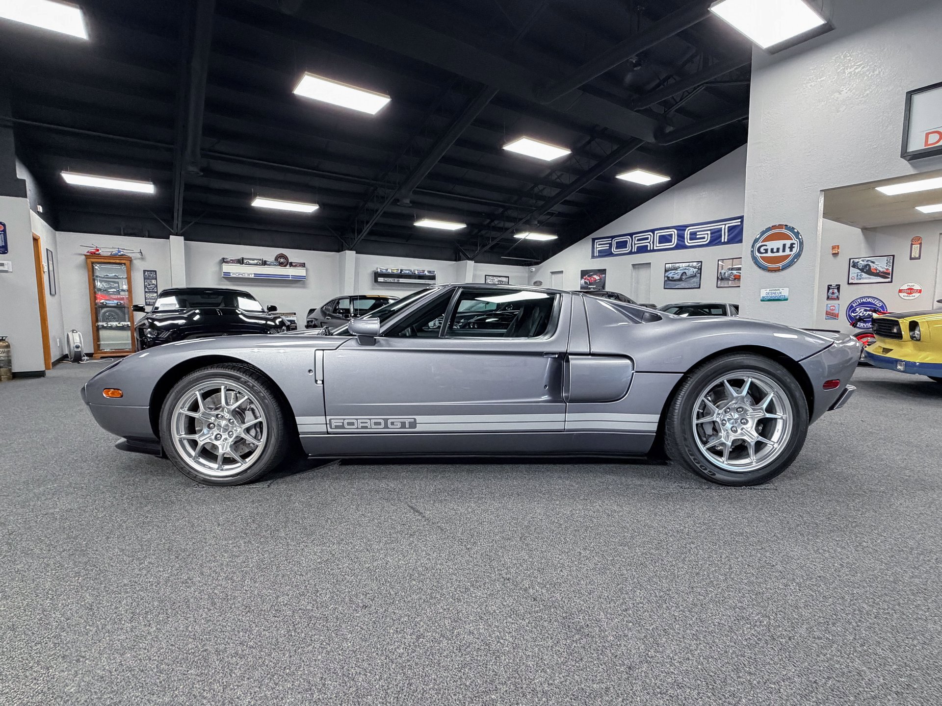 Used 2006 Ford GT image 2