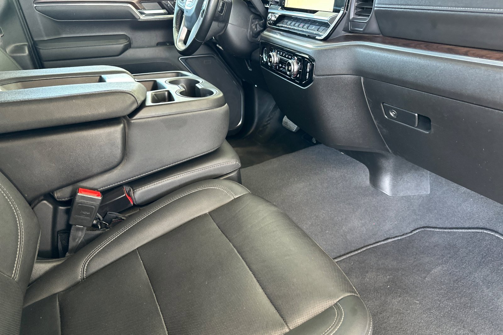 Used 2024 GMC Sierra 1500 SLT image 17