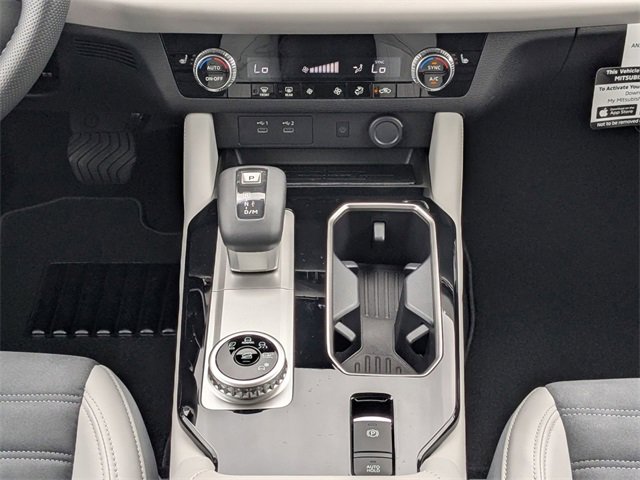 New 2025 Mitsubishi Outlander SE image 17