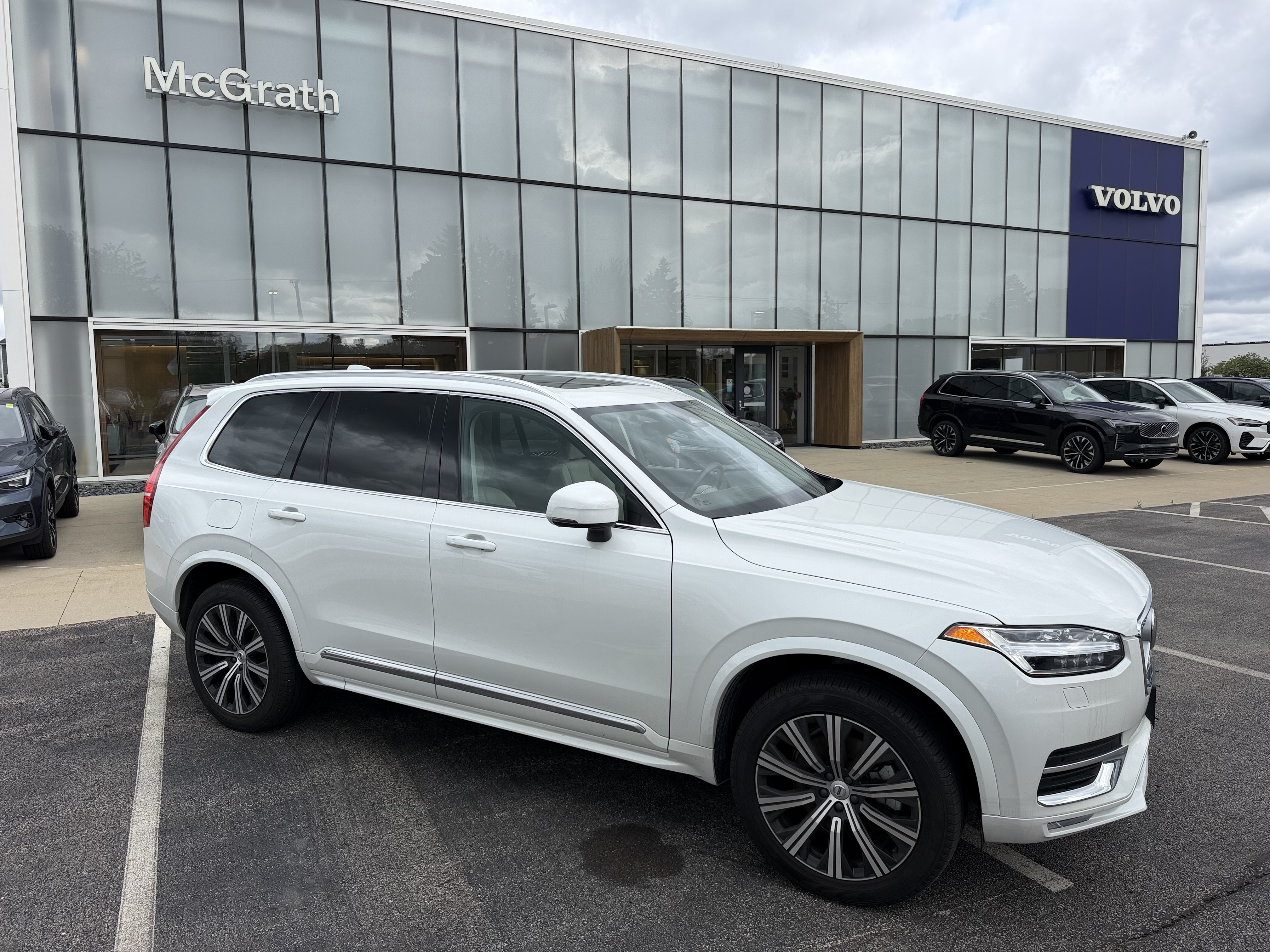 Used 2024 Volvo XC90 B5 Core w/ Protection Package Premier AWD/4WD image 3