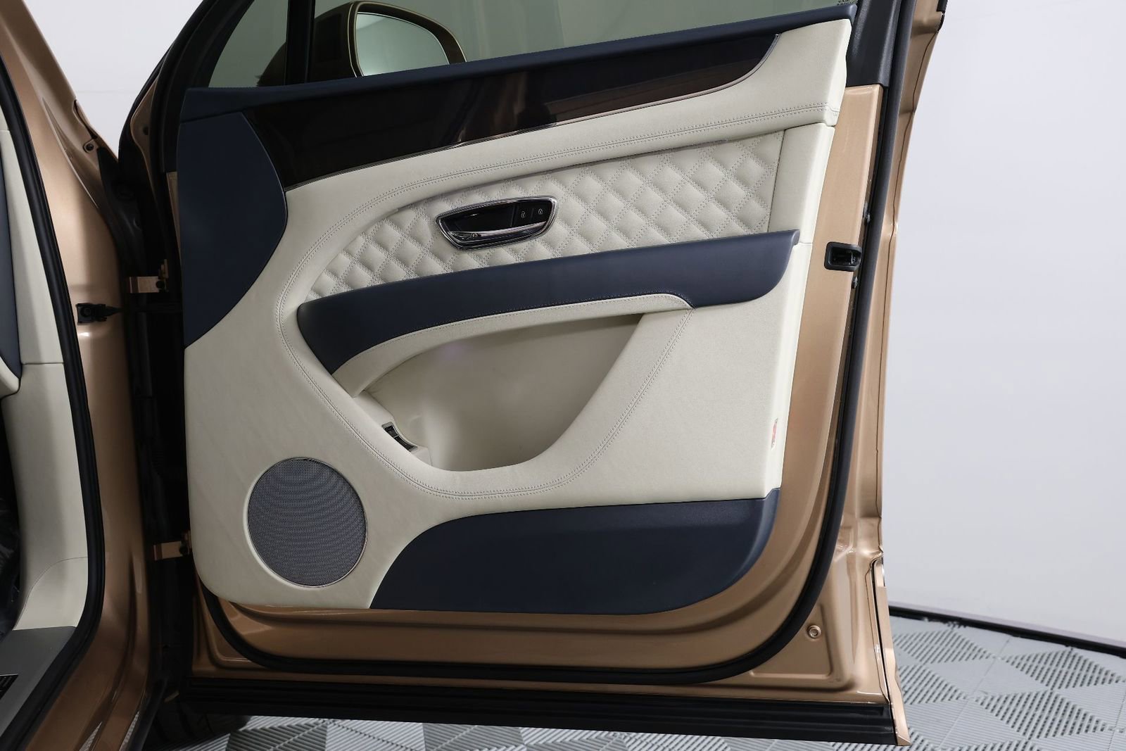 Used 2021 Bentley Bentayga image 28