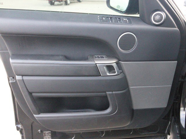 Used 2016 Land Rover Range Rover Sport SE image 12