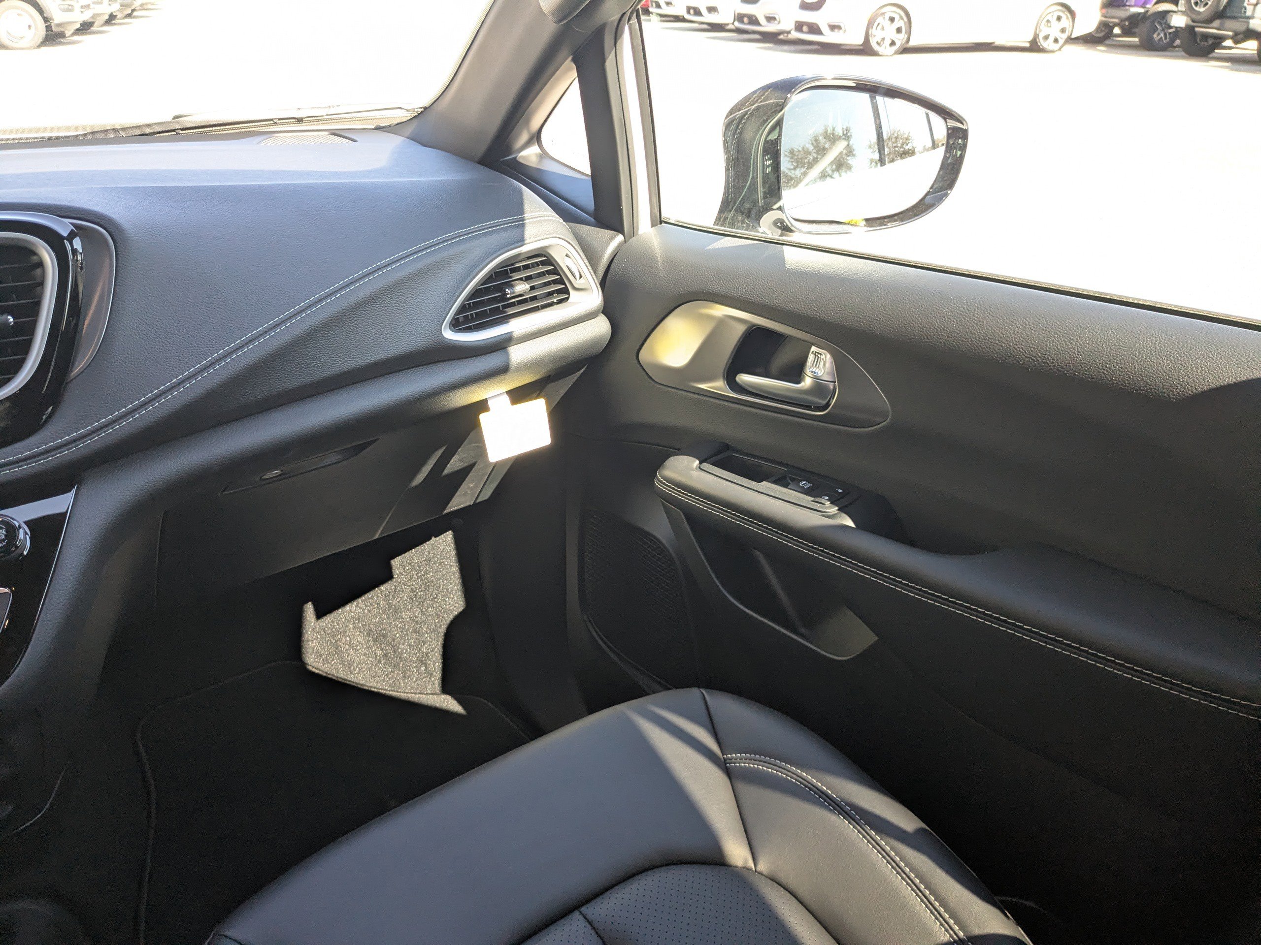 New 2026 Chrysler Pacifica Select image 16