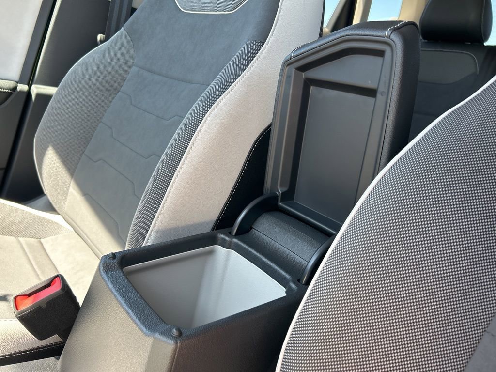 Used 2025 Volkswagen Taos SE image 33