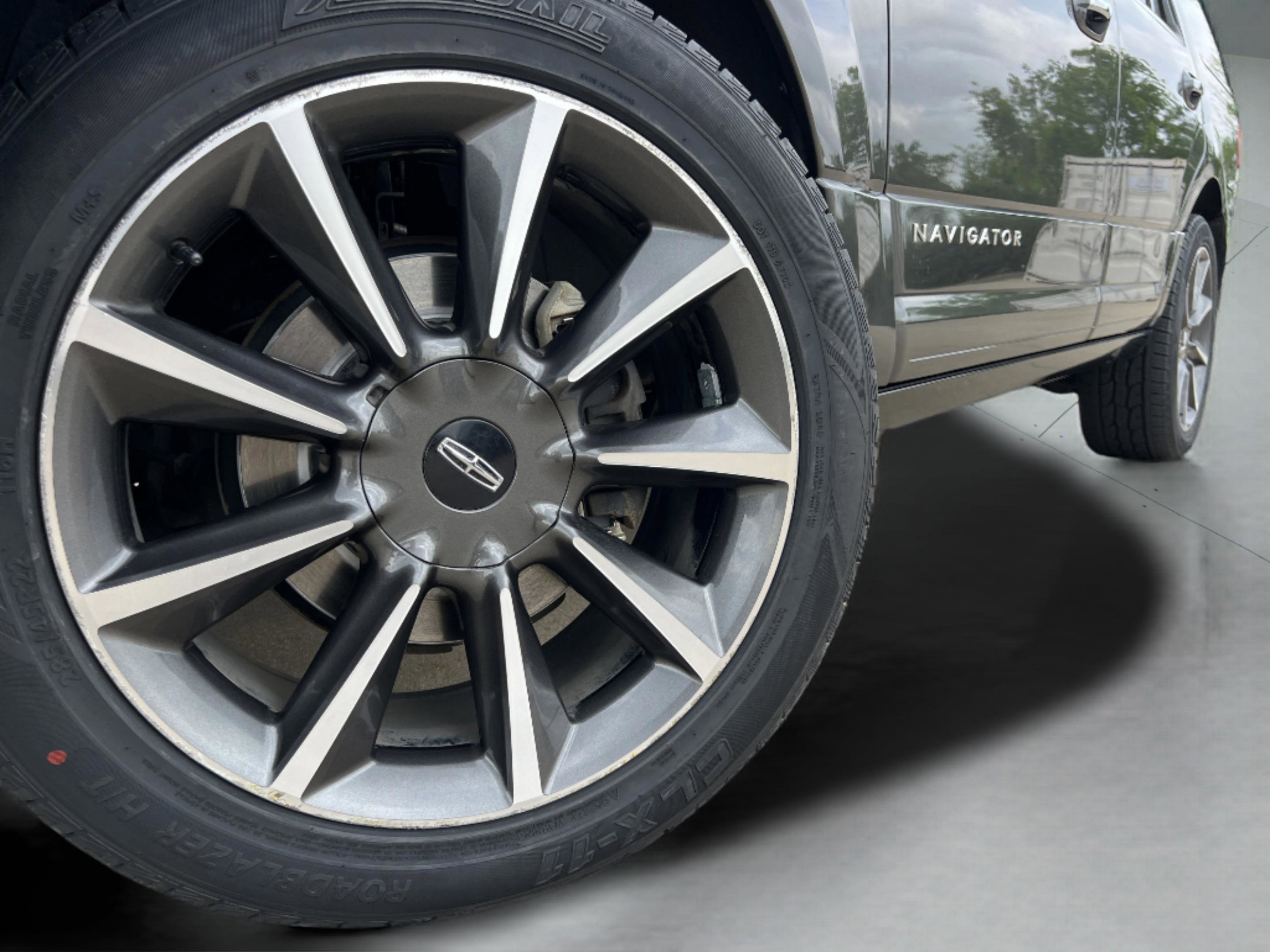 Used 2016 Lincoln Navigator Reserve image 14