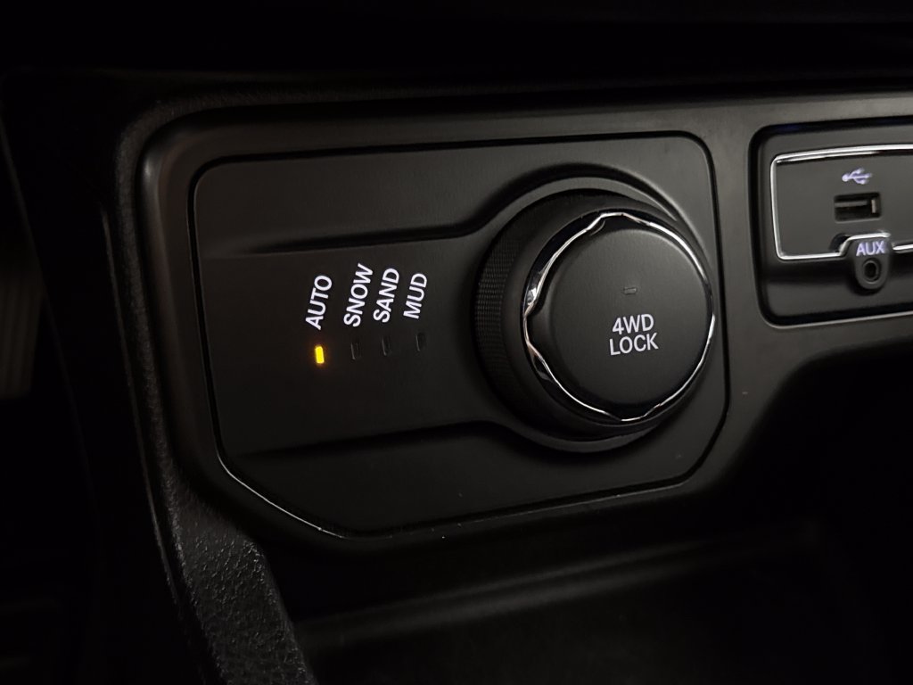 Used 2018 Jeep Renegade Latitude w/ Cold Weather Group AWD/4WD image 21