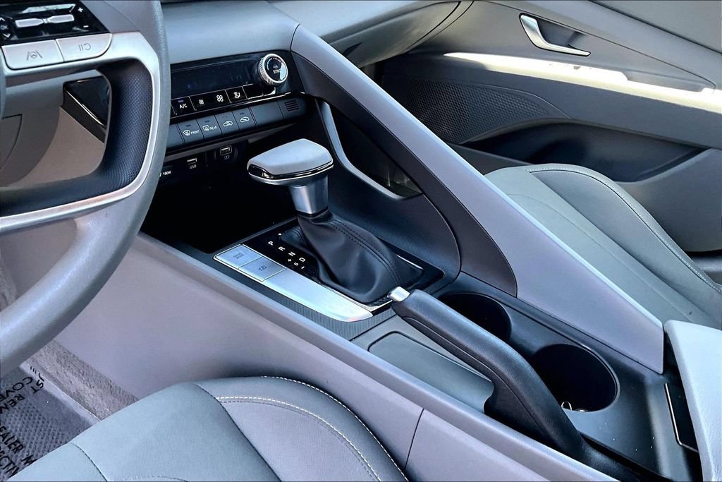 Certified 2022 Hyundai Elantra SEL FWD image 11