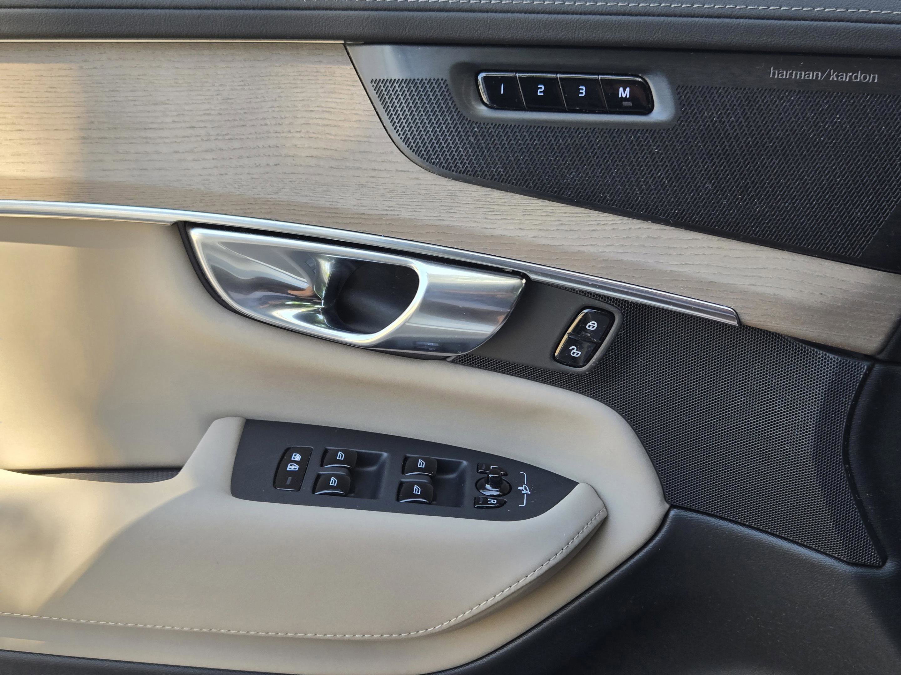 Certified 2025 Volvo XC90 T8 Plus w/ Protection Package Premier image 24