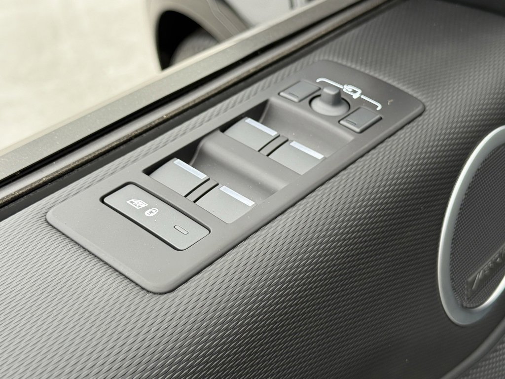 New 2025 Land Rover Discovery Dynamic SE image 11
