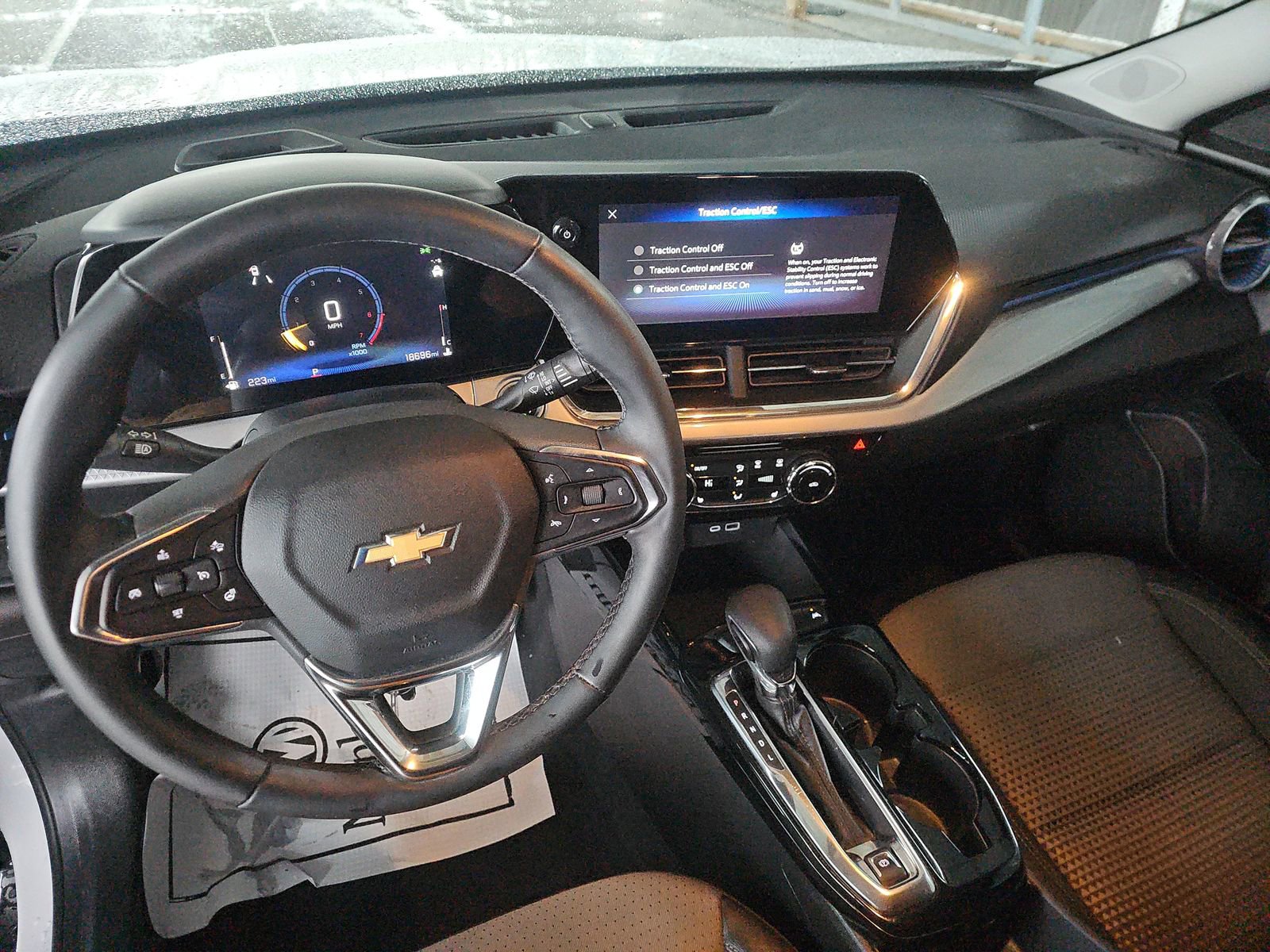 Used 2025 Chevrolet Trax LT w/ LT Convenience Package image 18